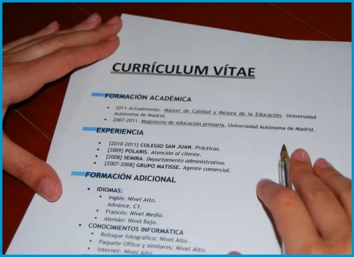 Plantilla moderna de currículum con datos personales, ideal para aprender cómo hacer un CV para primer empleo e…