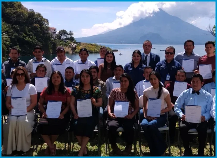 ¿Existen becas o apoyo económico para acceder a estos programas de formación?